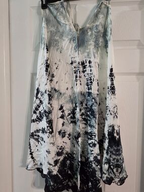 *T5Bali Tie-Dye Halter Top in White and Black